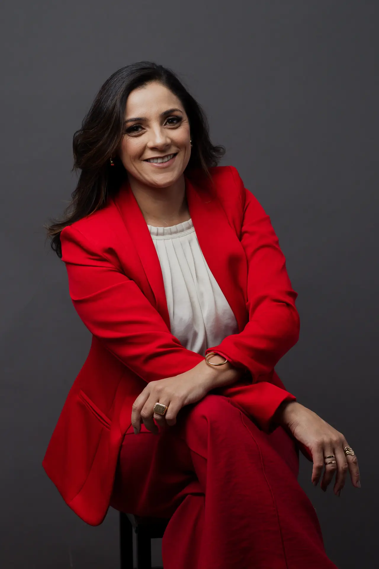 Retrato de Fran Carrillo, de terno vermelho